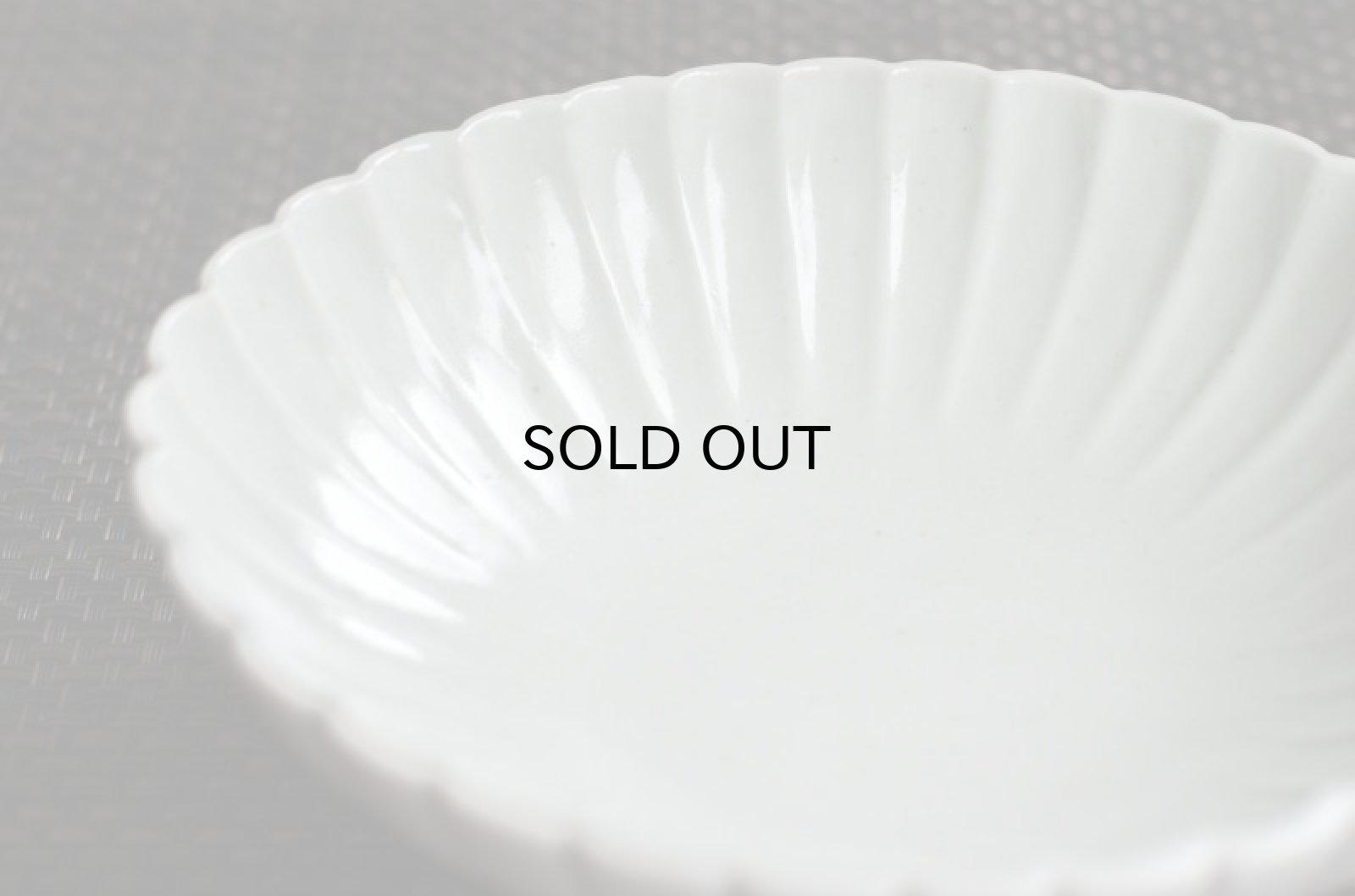 阿部春弥 白磁 輪花楕円鉢 - 手符